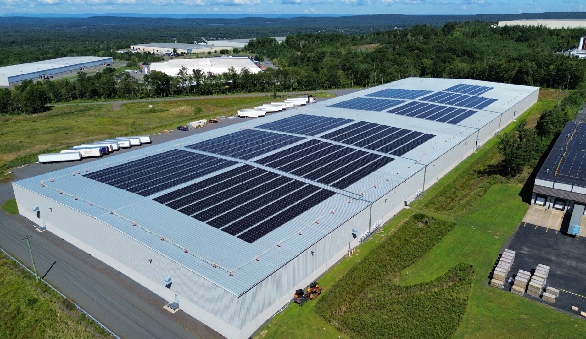 Paneles solares fotovoltaicos instalados en techo en Colombia